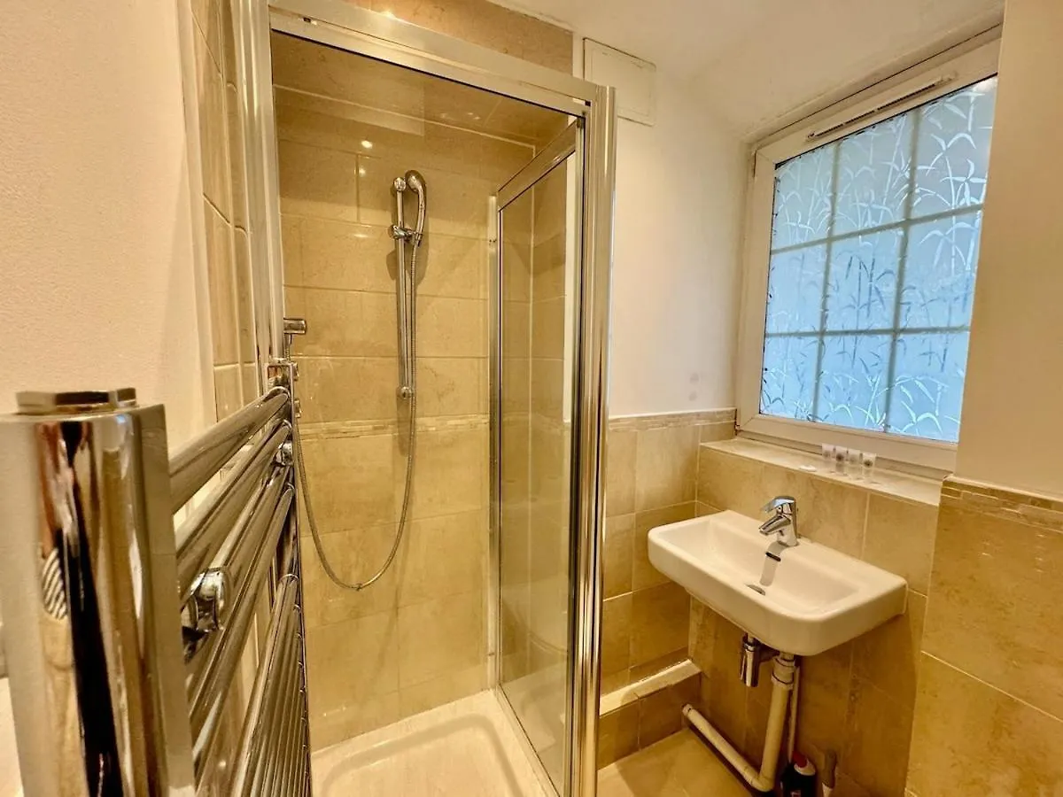 Entire Two Bedroom Central London 5 Mins To Metro 0*,  United Kingdom