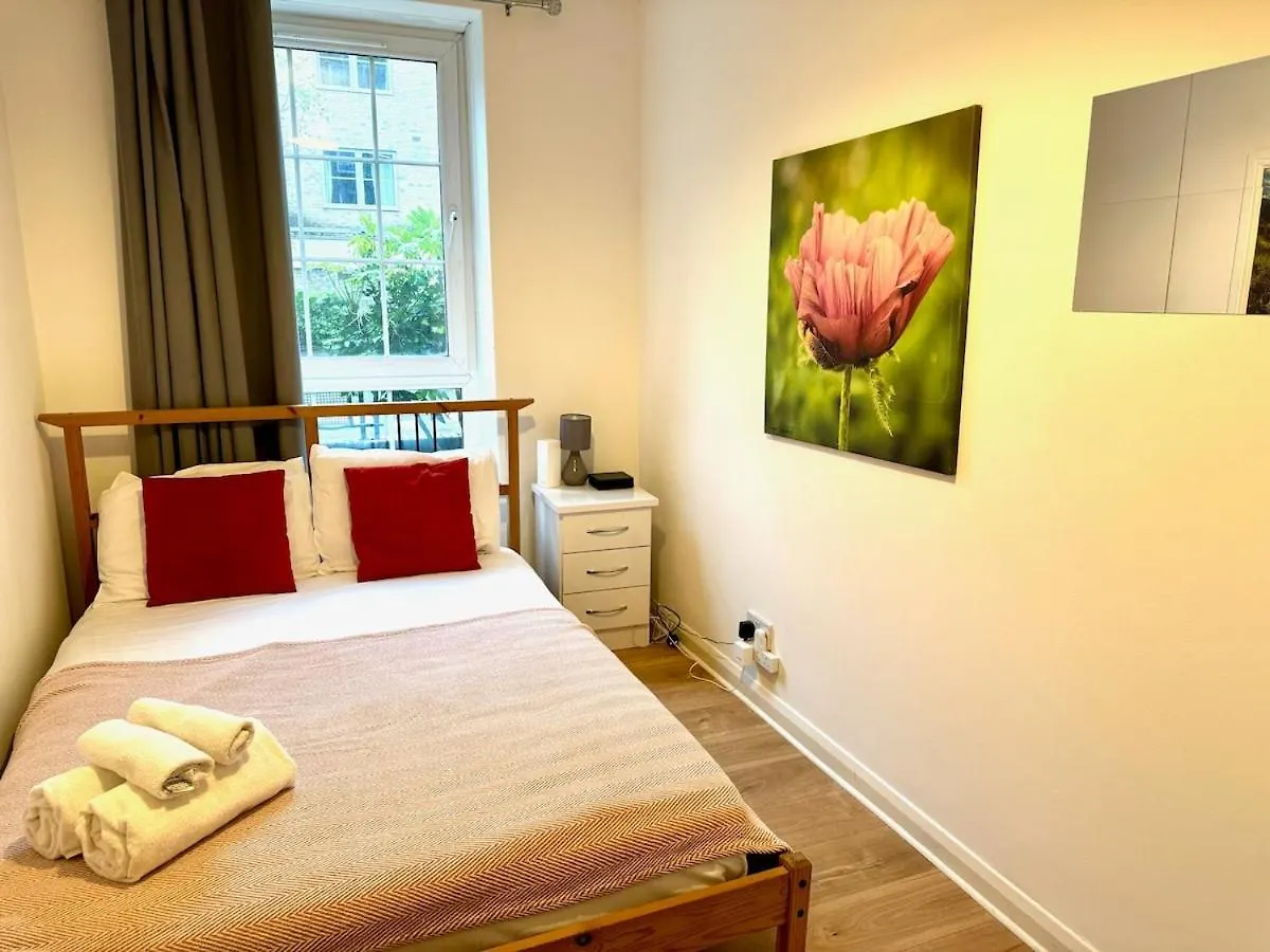 Entire Two Bedroom Central London 5 Mins To Metro Apartment
