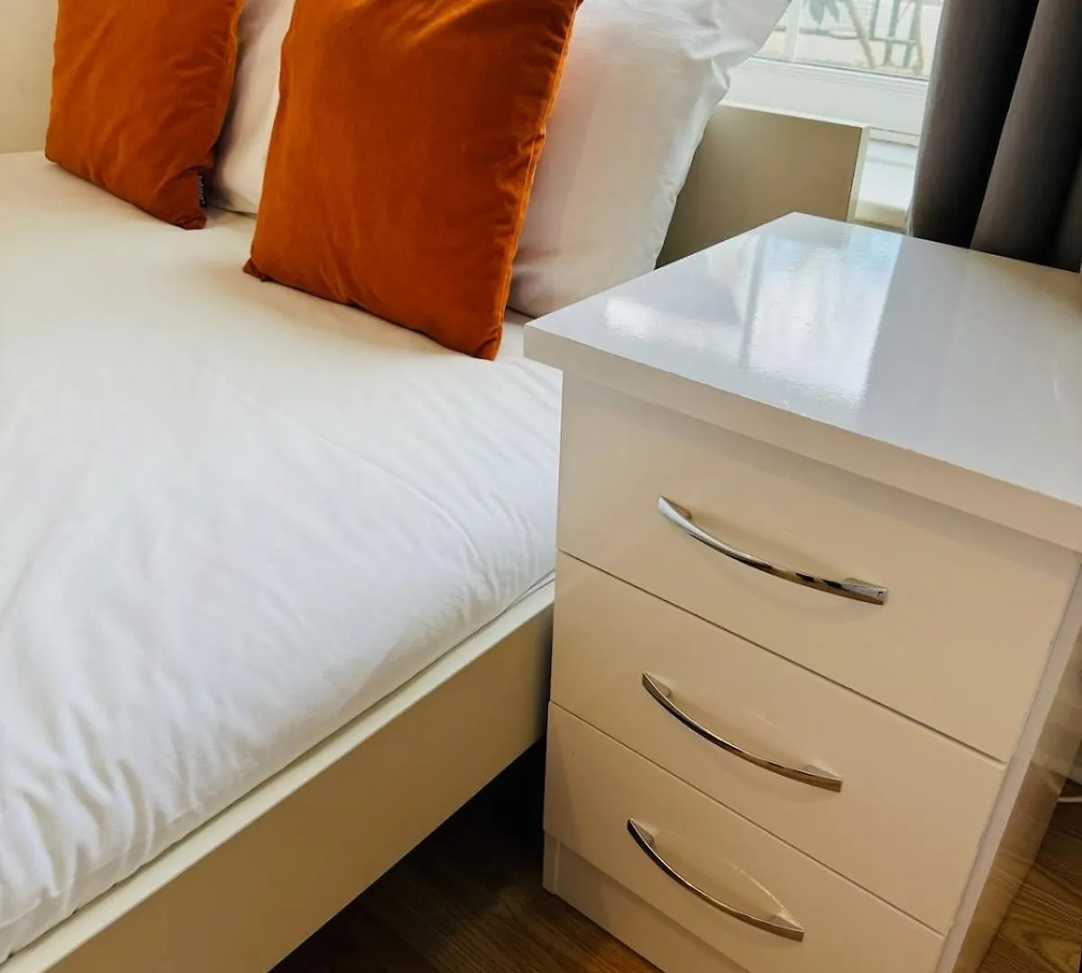 Entire Two Bedroom Central London 5 Mins To Metro 0*,  United Kingdom