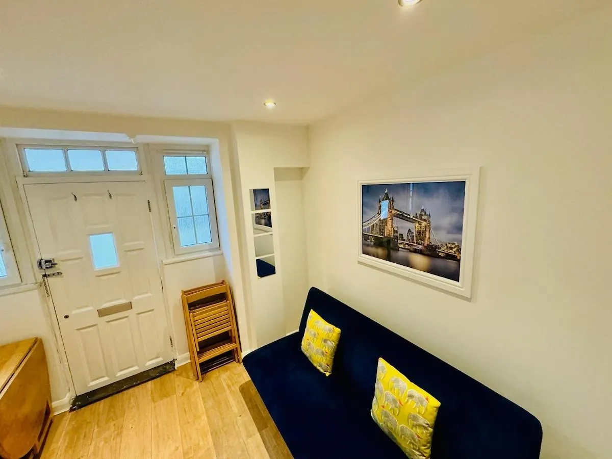 Entire Two Bedroom Central London 5 Mins To Metro contacts