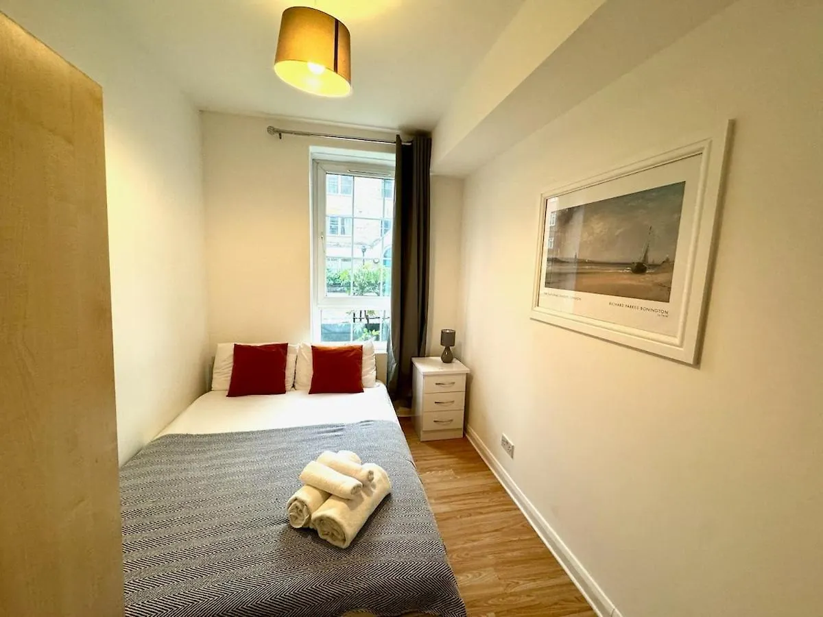Entire Two Bedroom Central London 5 Mins To Metro Apartment
